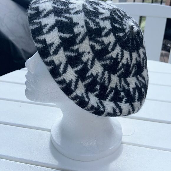 A new day black and off white wool beret - Picture 1 of 4